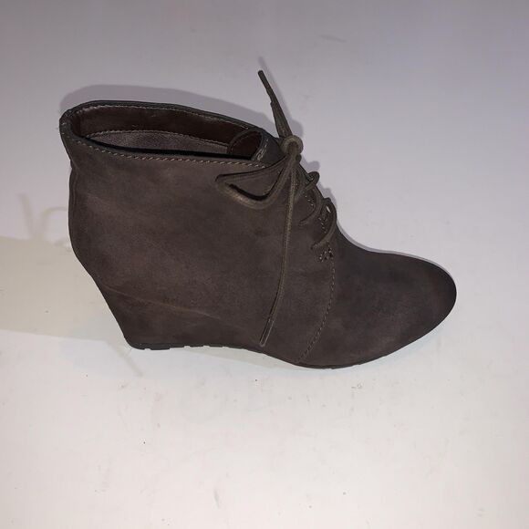 Clarks Boots Womens Size 5.5 Brown Suede Wedge Ankle Lace Up Booties - Picture 2 of 9